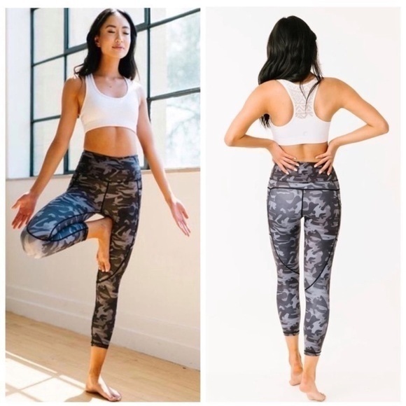 Zyia‎ Black Camo Metallic Light N Tight Capri Leggings Pockets - Picture 1 of 9